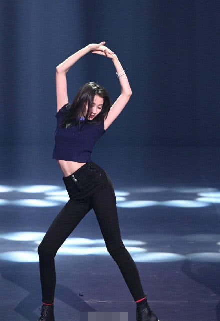 关晓彤好身材上热搜，却被贾玲和沈腾分流，搞