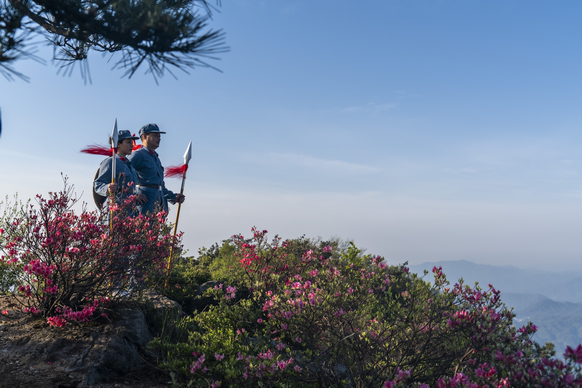 湖北英山县摄影家协会联合牛背脊骨山风景区拍摄情景剧推图