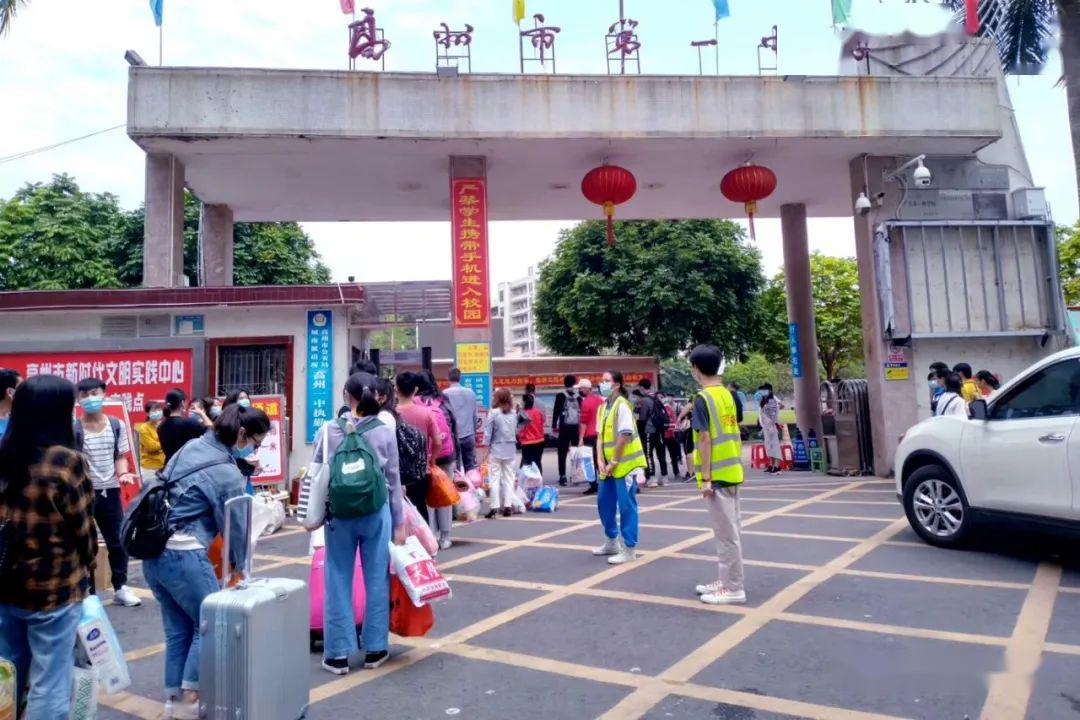 早晨,茂名市愉园中学,学生们佩戴口罩,井然有序地进入了校园.