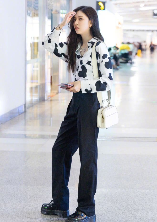 当105斤沈梦辰和92斤宋妍霏，同穿背心，才知腰细