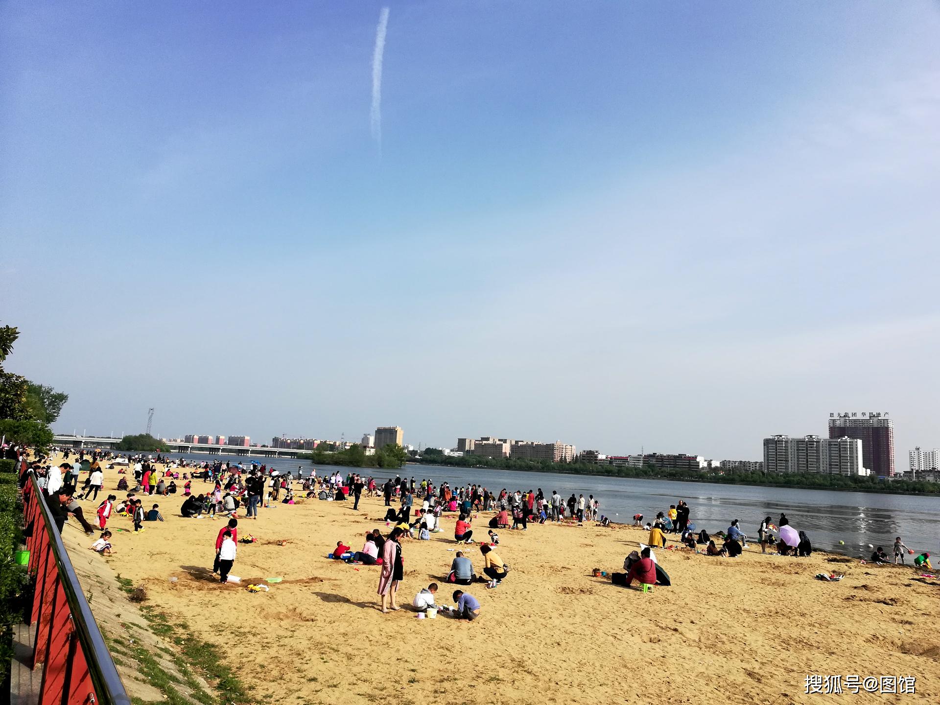 从这看南阳真像海滨城市,白河沙滩引来数百人玩耍