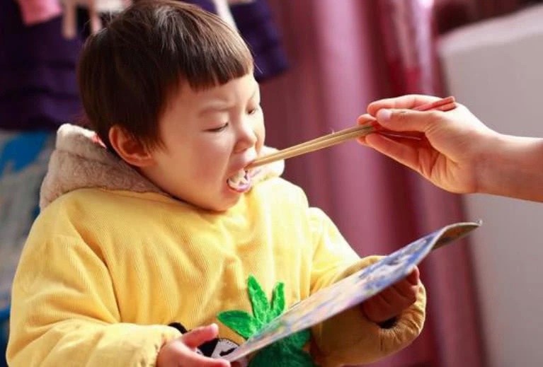 【家长】孩子脾虚积食一点也不奇怪，家长快停手！医生坦言：这样喂孩子