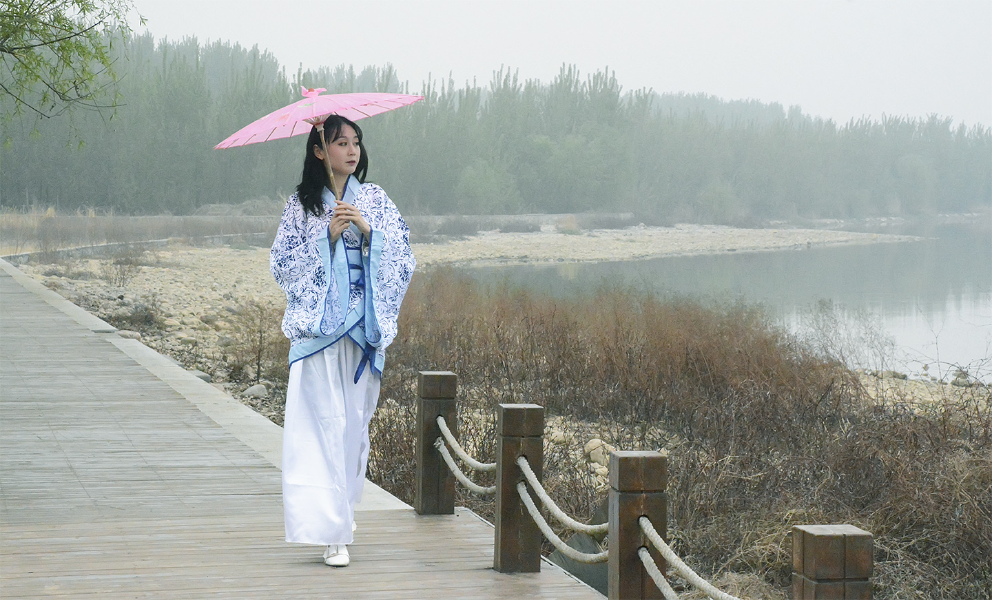 来到美丽的湿地湖,站在岸边,就像来到了一个风景如画的神秘意境.