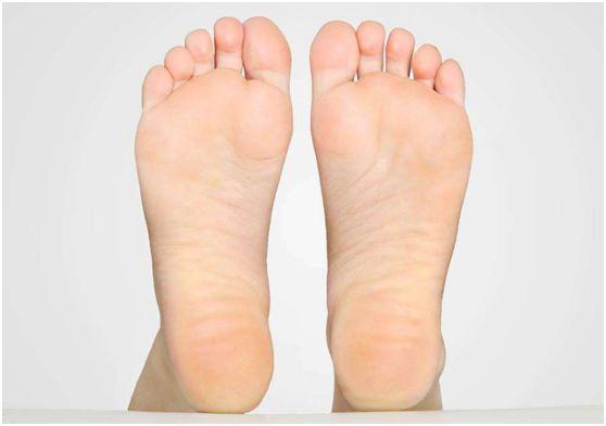 中医学认为,正常脚底颜色略红,也就是说脚部最佳的颜色应该是"红润".