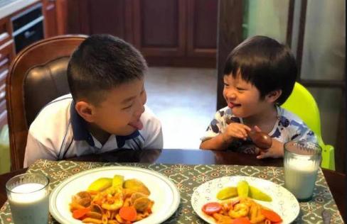 「孩子」家长的这种“糊弄”早餐，会给孩子带来这3伤害“妈妈我饿”