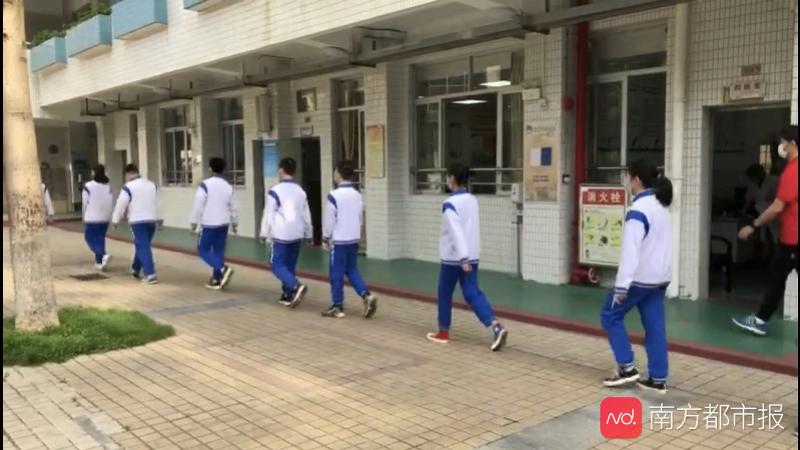广州20.8万师生返校：行李消毒，课室坐一半，升旗排队隔一米
