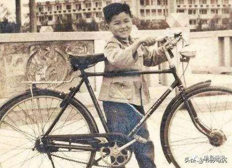 老照片自行车上的童年难忘旧时光温暖人心的记忆