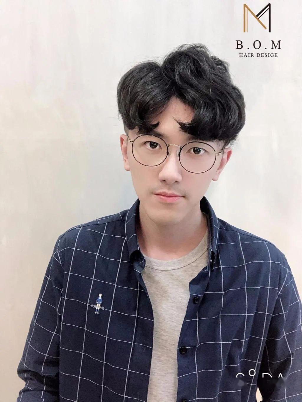 与林秀晶大谈姐弟恋的张基龙,以韩风型男代表发型逗号浏海示众