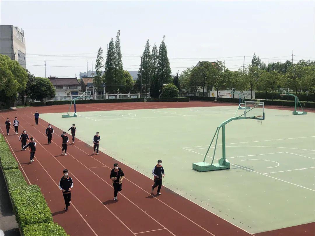 朱行中学暖心时刻金山中学教职员工组成志愿者先锋队,分列学校北门