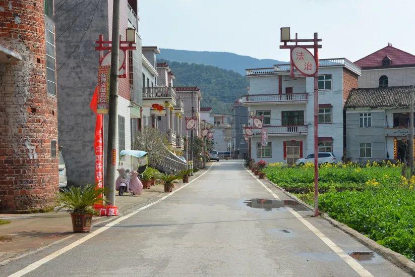 清洁家乡回报社会莲花县良坊镇贫困户郭瑞兰保洁工作侧记