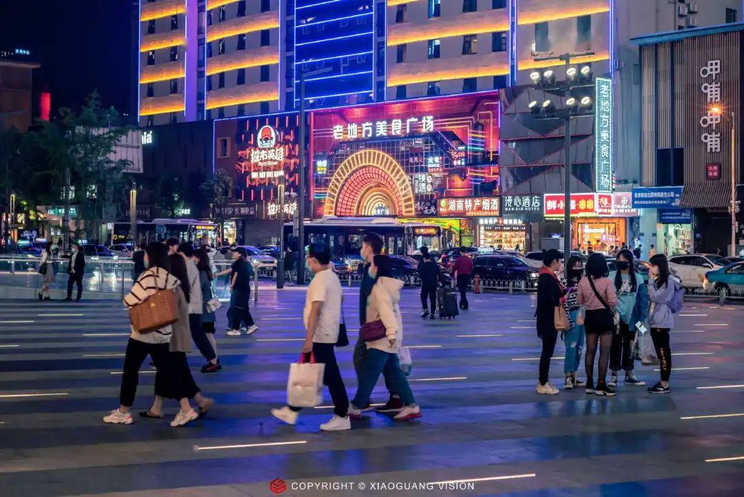 组图| 车水马龙的街头 满是城市烟火气