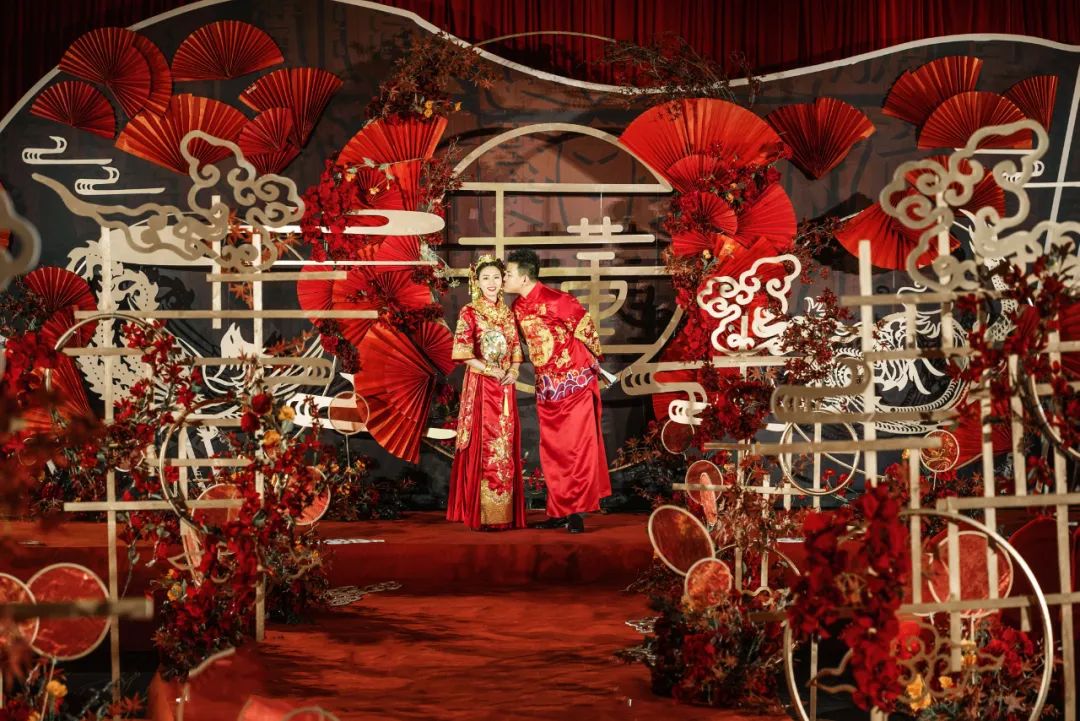 新中式婚礼的美艳,古典气息浓烈,简单而大气