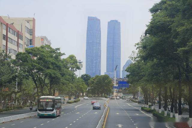 俯瞰昆明城市风景乘bus去旅行给你带来不一样的视觉