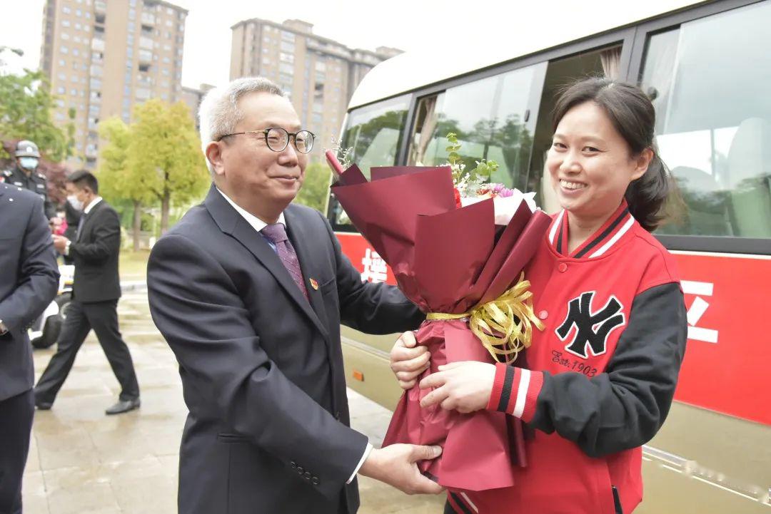 4月27日,我院援鄂医疗队队员曹主凤,杨茗岚,丁莉莉,钱静娟,张荣,倪萍