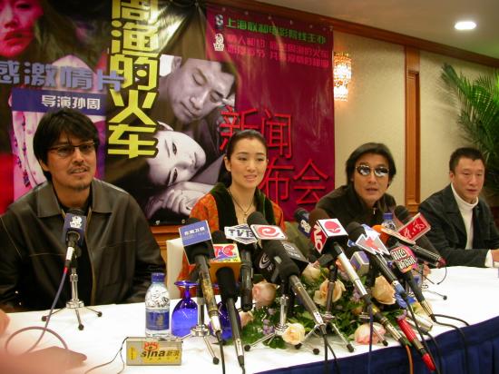 导演孙周,跟巩俐是老相识,1999年合作《漂亮妈妈》时就闹过绯闻,一直