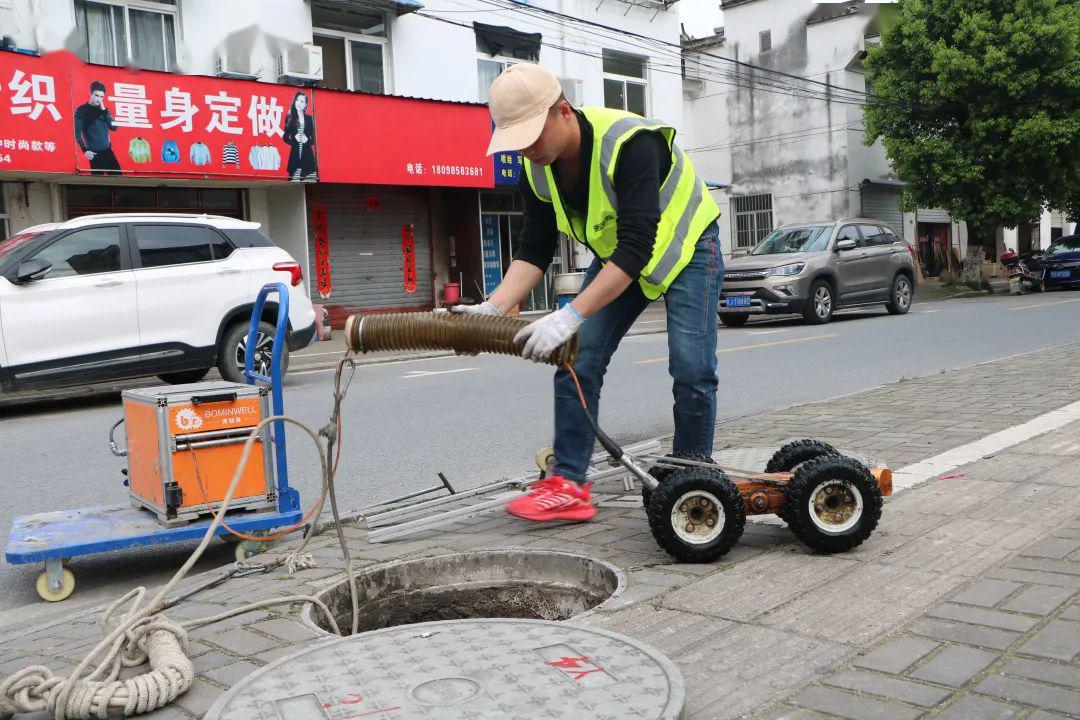 "管道机器人"助力地下排水管道检修