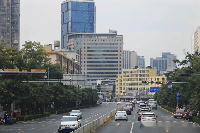 俯瞰昆明城市风景乘bus去旅行给你带来不一样的视觉