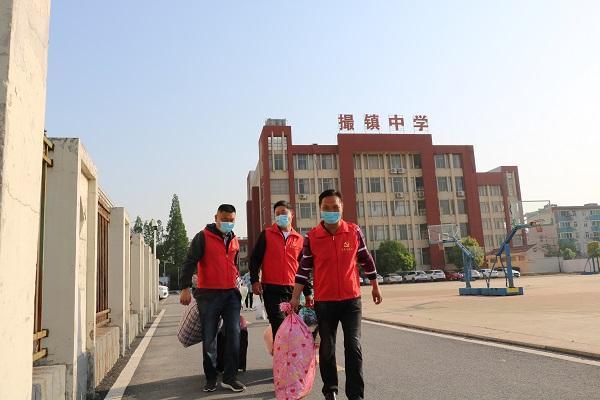 撮镇中学党员志愿者助力师生返校复课古城学校开展返校复课工作众兴