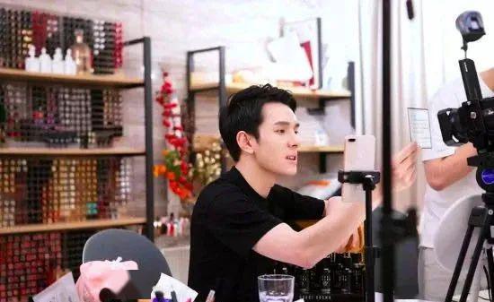 董明珠直播首秀“翻车”:以为钱好赚,很多人幻觉