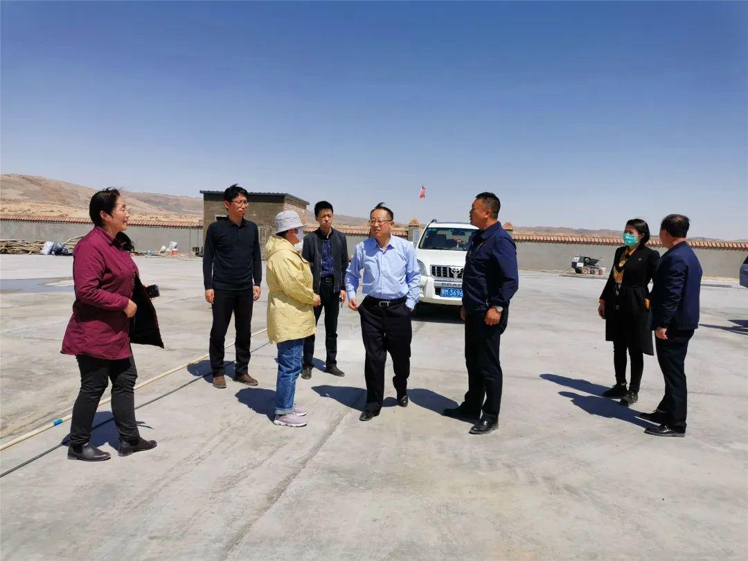 阿左旗旗委常委,政府副旗长陈立杰一行到巴彦诺日公苏木调研指导脱贫
