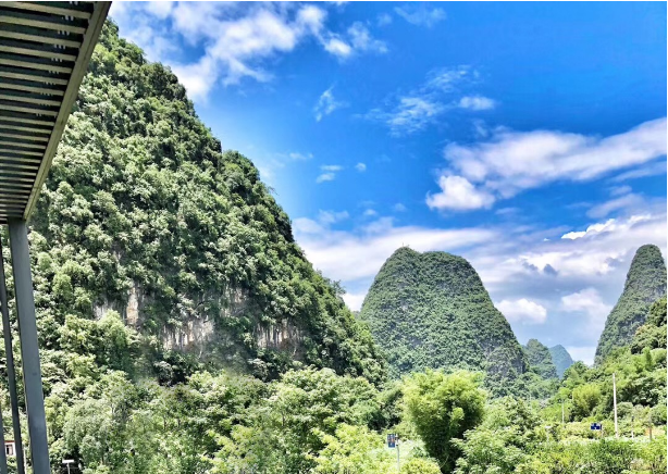 阳朔网红龙猫山-阳朔民宿:遇山芗舍正对面