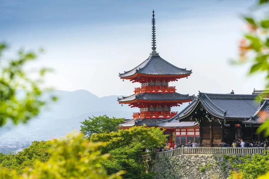 清水寺于778年开创,因"清水的观音"而得名,为京都最古老的寺院之一.