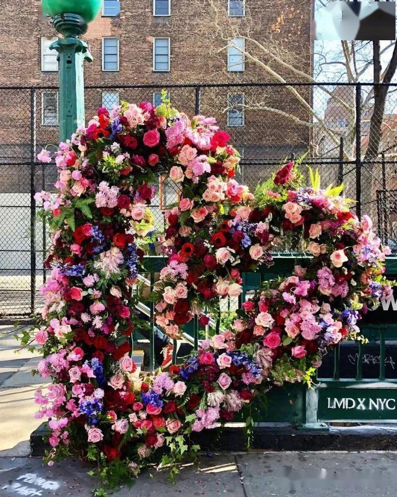 一夜之间,纽约街头的垃圾桶开满了鲜花.