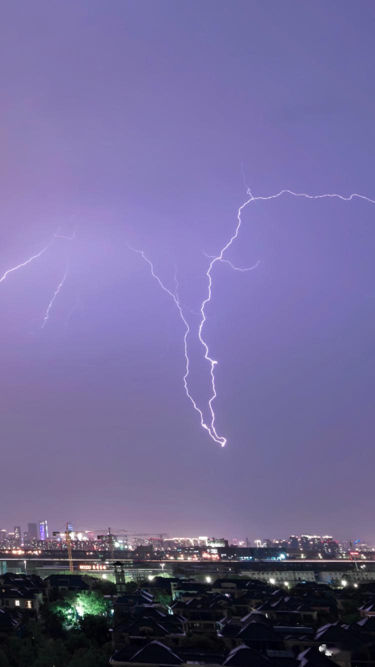 张嗣炯 春雷惊蛰,万物复苏,记2020年第一场雷雨,难得电闪雷鸣的瞬间