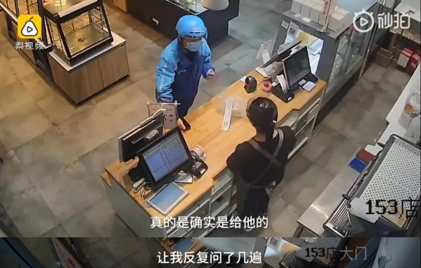 外卖小哥深夜路边吃蛋糕,边吃边抹泪……