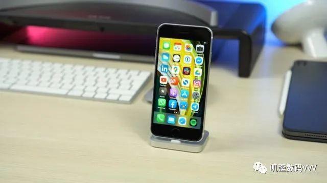 从华为P30跳到苹果，iPhone SE2上手体验，憋了一肚