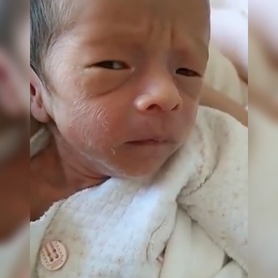 网友■网友：堪比换头刚生下来的丑娃不要扔！没准儿过几天他就长开了