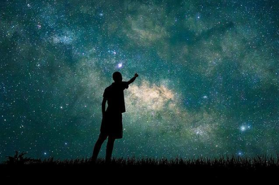 当人们抬头仰望夜空时,自然会出现一个主要问题:这些恒星上是否会有