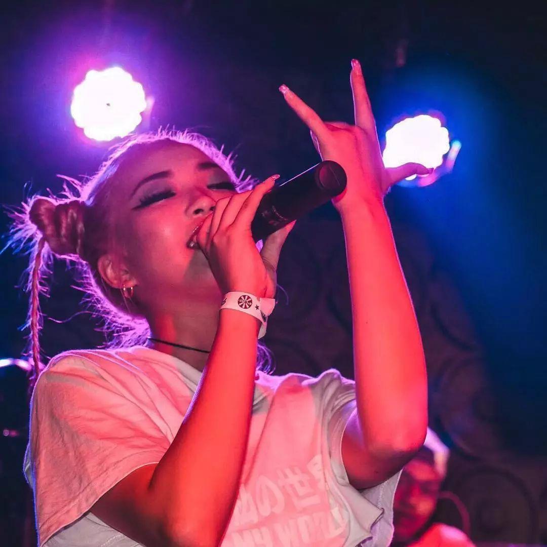 适合rapper用的头像女,hiphop头像潮女 以"活死人厂花"明日花为首的岛国女rapper究竟有多撩?
