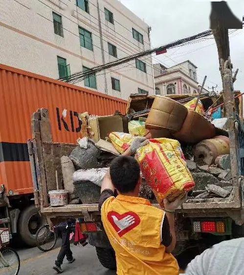 书记 梁凯政一个星期之前我们已经发通知要求村民清理房前屋后的杂