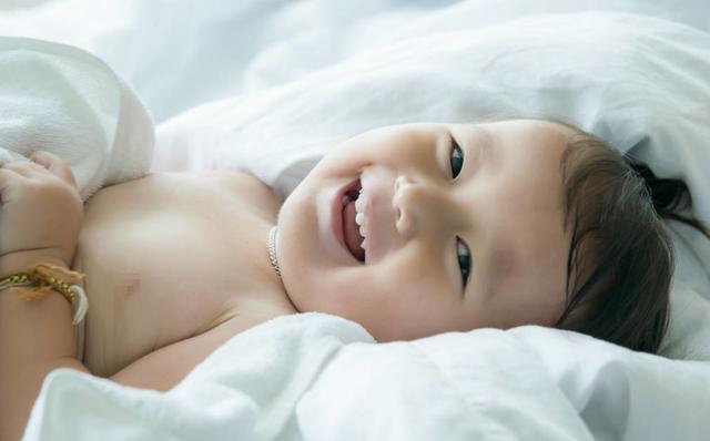 「孩子」长大后有啥差别?差距不止一点点小时候睡枕头和不睡枕头的孩子