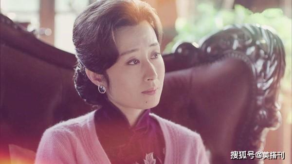 [卫衣]运动服配红色卫衣帆布鞋，44岁像年轻小姑娘一般刘敏涛真会打扮