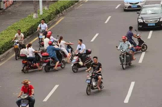 电动车逆行走机动车道行为