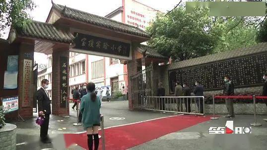 据了解,大足区宝顶镇实验小学是一所农村学校,距离城区9公里左右.