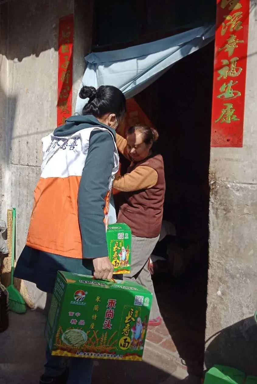 清水慈善兰州分会为兰州市贫困家庭送爱心物资