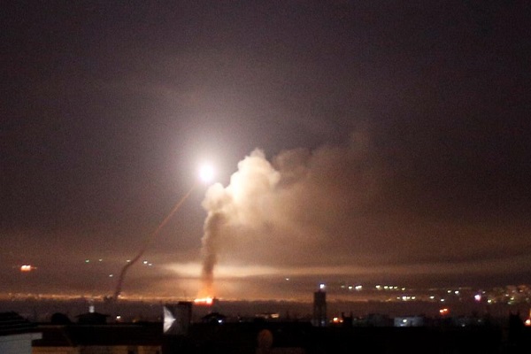 以色列突然发起空袭，导弹直接砸向居民楼，目