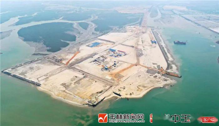 此外,铁山港东岸码头项目陆域强夯已完成总工程量的70%;每件2800吨的
