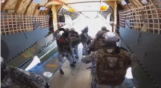 俄空降兵在北极万米高空跳伞，出舱瞬间仿佛看