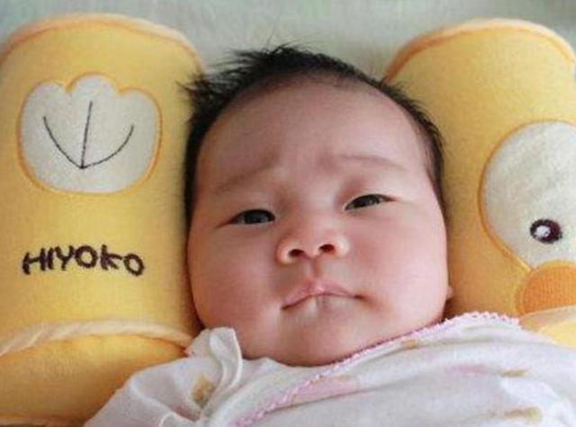 「孩子」长大后有啥差别?差距不止一点点小时候睡枕头和不睡枕头的孩子