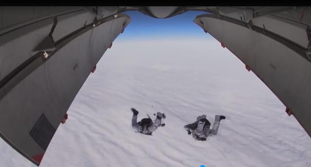俄空降兵在北极万米高空跳伞，出舱瞬间仿佛看