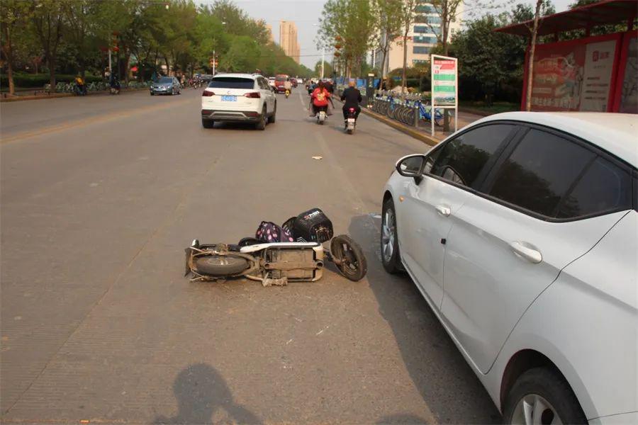 事发府前路,下车开车门,电动车撞上了别人的车,谁的责任?