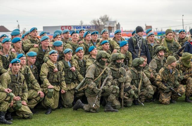 俄空降兵在北极万米高空跳伞，出舱瞬间仿佛看