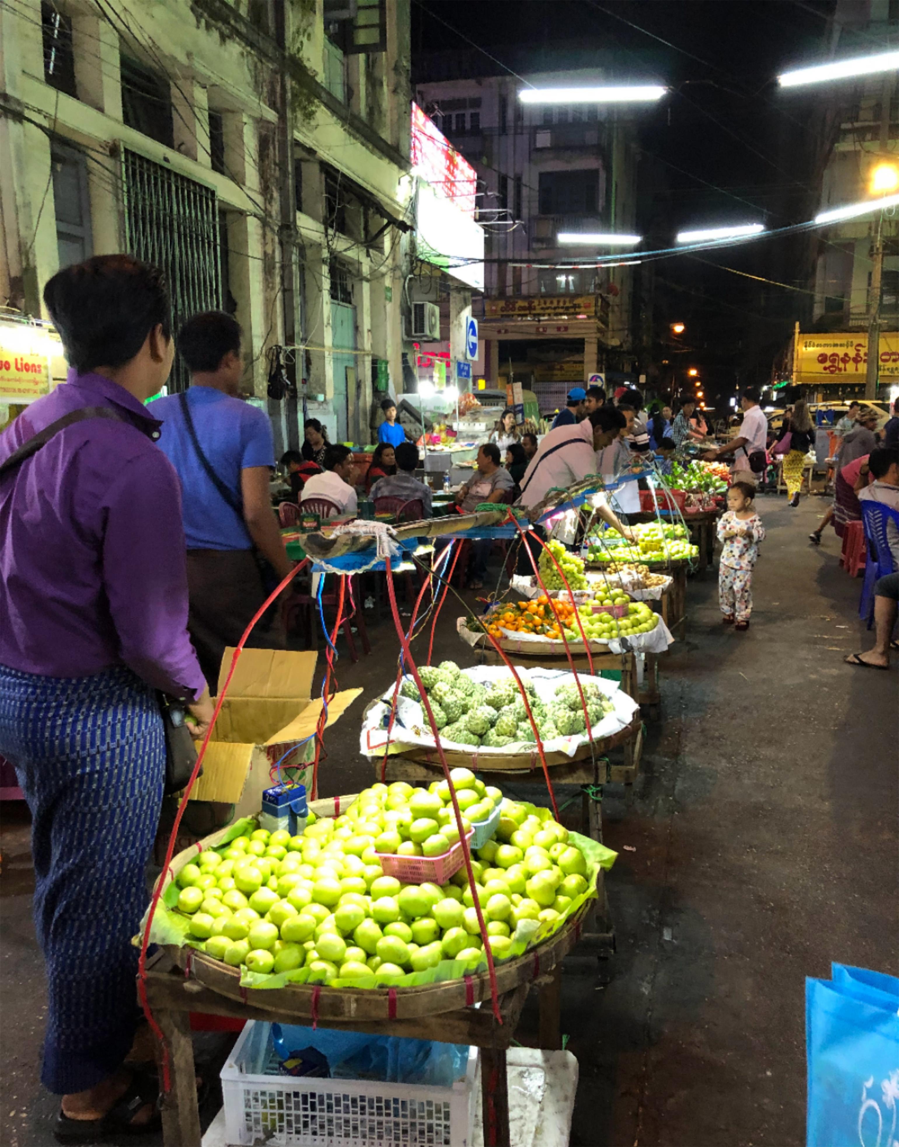 缅甸仰光唐人街,满满的都是小摊贩,值得一去