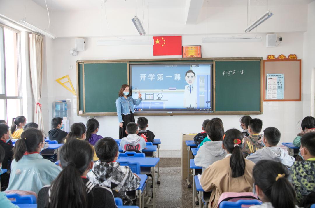 六年级,八年级的学生迎来开学日,为确保学子们安全回到他们久违的教室