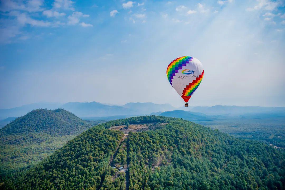 乘热气球 尽览神奇火山