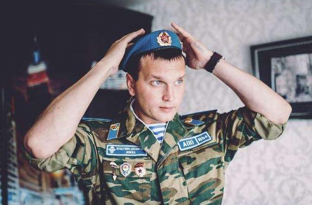 俄空降兵在北极万米高空跳伞，出舱瞬间仿佛看